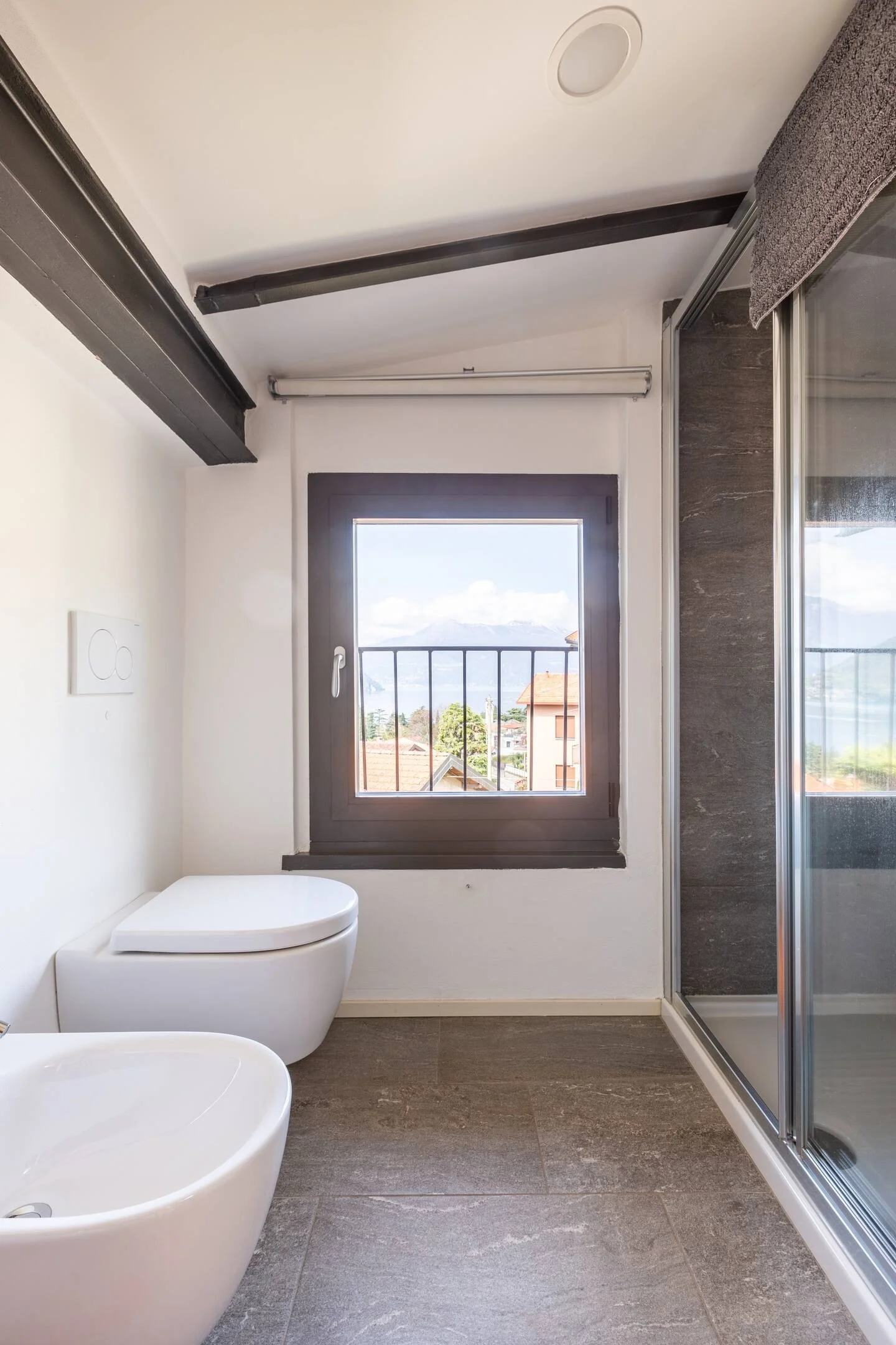 Modern bathroom at La Casa degli Ulivi with panoramic lake view