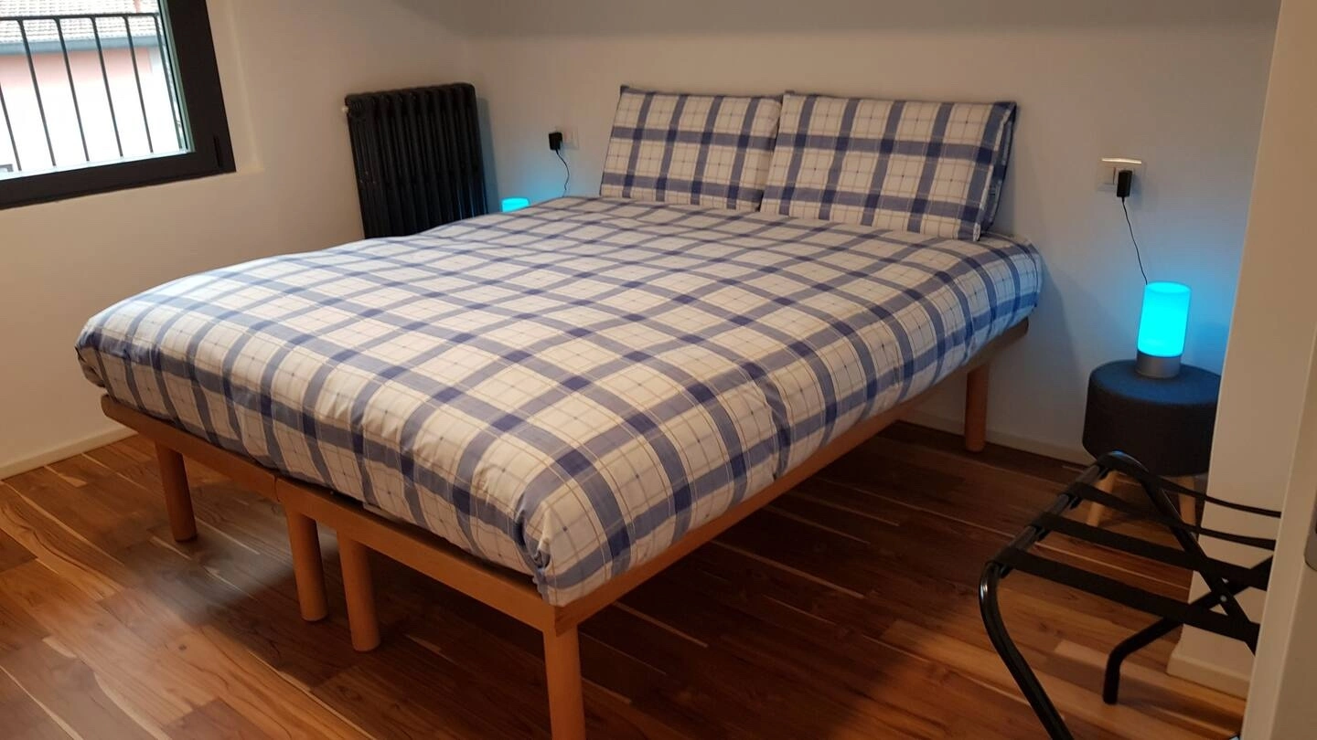 Double bedroom at La Casa degli Ulivi with parquet flooring and garden view