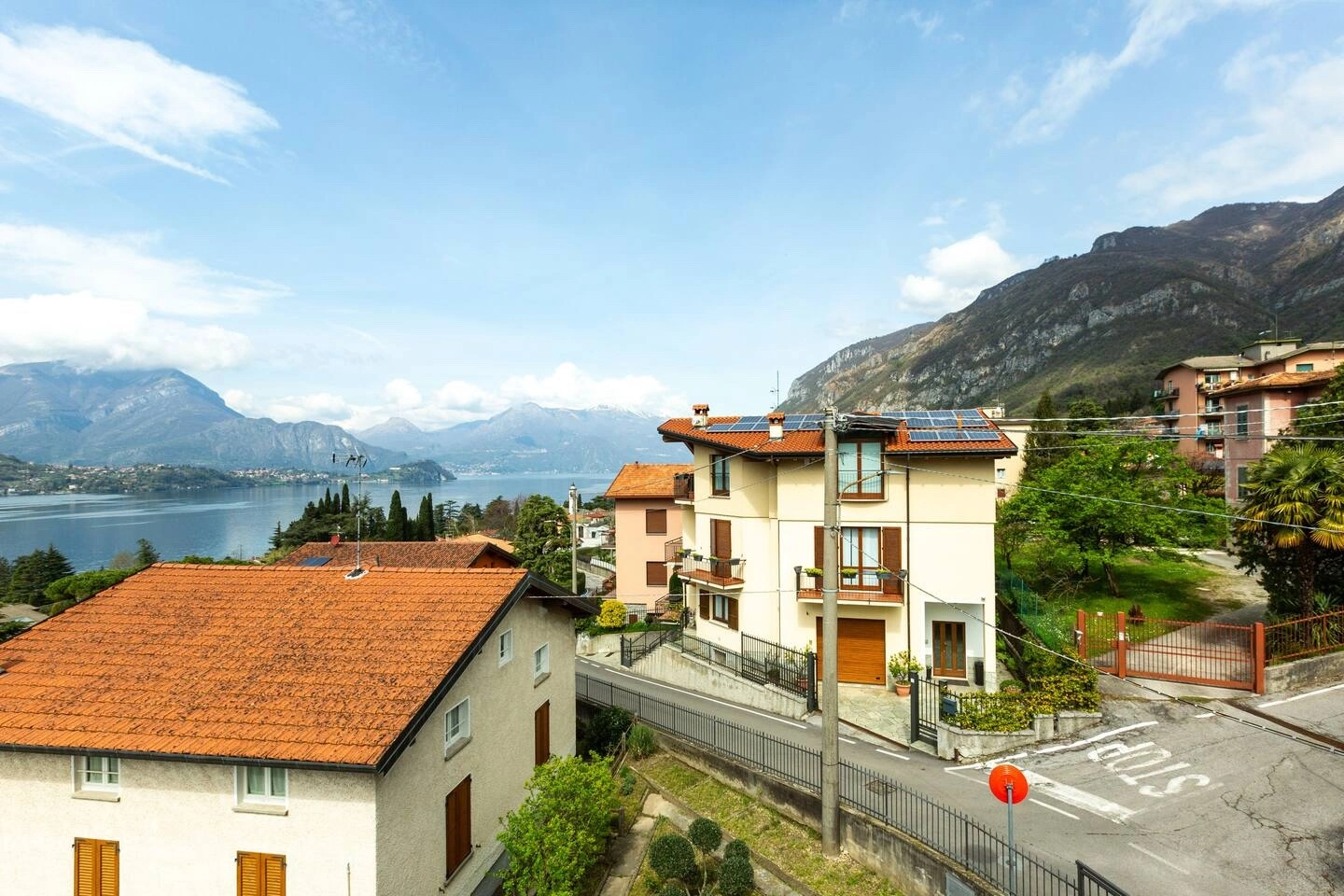 Panoramic view of Lake Como and Varenna from La Casa degli Ulivi terrace - Spectacular mountain and lake scenery