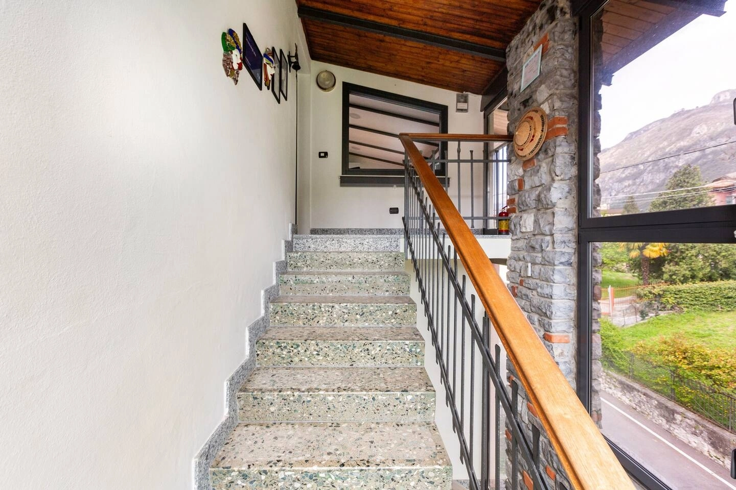 Independent entrance of La Casa degli Ulivi with staircase and quality finishes